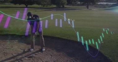 Golf sopası tutan erkek golfçü siper çekimi sırasında salıncak ölçümlerini güncelleyen animasyon çizelgelerini tetikliyor. Atletik, teknik, odaklanma, hassasiyet, açık hava, spor, rekabetçi