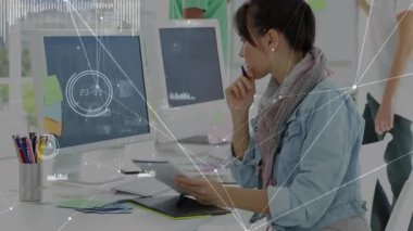 Oturan kadın tableti tıkırdatıyor iş zamanı animasyonuna başlarken iş arkadaşları not duvarını güncelliyor. İşbirliği, yenilik, dijital, çalışma alanı, beyin fırtınası, üretkenlik, takım çalışması