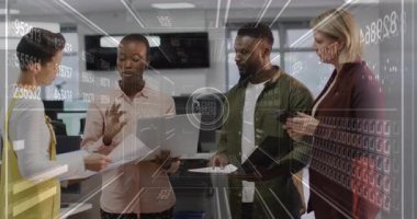 Masanın etrafında duran takım, dizüstü bilgisayarla holografik grafik çizelgeye başlıyor ve iş verilerini gösteriyor. İşbirliği, takım çalışması, yenilik, teknoloji, fütürizm, analitik, iş