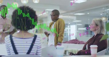 Yetişkin erkek tıkırtı tableti ve iş toplantılarında trend analizi için süzülen grafiği gösteriyor. İşbirliği, takım çalışması, yenilik, veri görselleştirme, profesyonel, modern, kurumsal