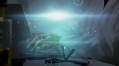 Laboratuvar bilim adamı jestleri durdurup yansıtmayı analiz etmek için yazarken dijital kaplama beliriyor. Gelecekçi, yenilikçi, araştırma, veri görselleştirme, entelektüel, teknoloji, analitik