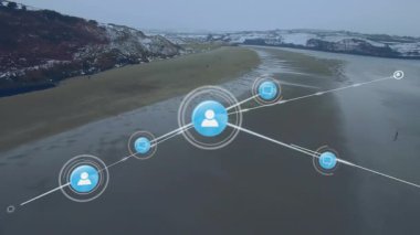 Plajda veri akışını gösteren cihaz düğümlerini birbirine bağlayan mavi kullanıcı simgesi çağırma verisi. Ağ, bağlantı, teknoloji, dijital, iletişim, fütüristik, ağa bağlı