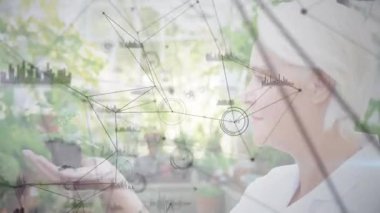 Toprak tutan kıdemli kadın, bilimsel ağı gösteren düğümleri ve çizelgeleri birleştirmeye başlıyor. Botanik, veri görselleştirme, analitik, sağlık, bağlantı, yenilik, araştırma