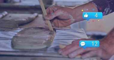 Zanaatkar kil tabakanın üzerinden kayıyor, tepkime simgeleri yükseliyor, pazarlama etkinliği sergiliyor. Zanaatkârlık, zanaat, atölye, heykel, çömlek, nişan, cemiyet