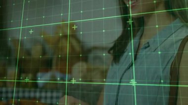 Fırında dokunmatik ekran cihazı, neon ızgaralı somunları tarayıp bilgi veriyor. Teknoloji, yenilik, perakende, dijital, ticaret, fütürist, kullanıcı arayüzü