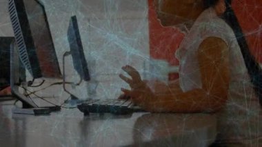 Öğrenci kız bilgisayara giriyor, klavyeye tereddüt ediyor, sonra da eğitimde monitörler altında görevi tamamlıyor. Teknoloji, eğitim, çalışma alanı, konsantrasyon, dijital, öğrenme, modern