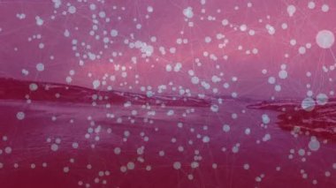 İkinci çerçeve zayıflayan ağ darbe düğümlerini örtüyor, çizgiler kayalık kıyı üzerinde bağlantıyı görselleştiriyor. Teknoloji, bağlantı, dijital, soyut, ağ, okyanus, açık hava