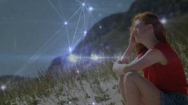 Kumulda oturan bir kadın teknoloji ağını çalıştırıyor. Nabzı düşüyor. Yamaç profili ortaya çıkıyor. Gelecekçi, düşünceli, doğal, minimalist, iyimser, manzara, bağlantı