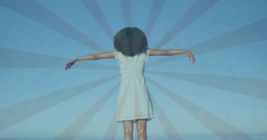 Kadın kollarını T pozuna kaldırıyor, radyal arkaplanı genişletiyor ve teknoloji gösterisinde kıyı ufkunu gözler önüne seriyor. Fütürist, soyut, dinginlik, çevre, yenilik, uyum, dijital