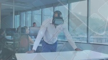 İşletme yöneticisi VR kulaklık takıyor ve teknolojik tasarım incelemesi için sanal arayüzü araştırıyor. Teknoloji, yenilik, işbirliği, fütürizm, profesyonel, işyeri, kentsel