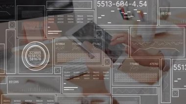 Kadın tablet ekranını tıklatıyor ve iş analizleri için üstüste bindirilmiş sayısal veri tablolarını inceliyor. Teknoloji, veri, analitik, dijital, üretkenlik, modern, iş