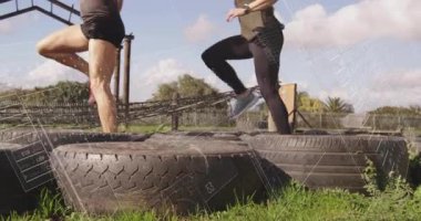 Lider lastik matkabını çalıştırıyor. Partnerin ritmi eşitliyor. Formda kalmak için ileri gidiyor. Açık hava, fitness, çeviklik, eğitim, takım çalışması, motivasyon, kırsal