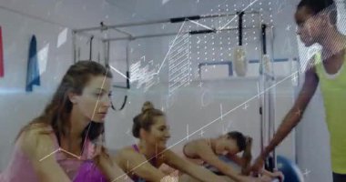Eğitmen, pilates katılımcılarını harekete geçirerek yenilikçi araba geliştirme pozisyonuna geçiyor. Spor, kıyafet, minimalizm, sağlık, sağlık, güç, dinamik
