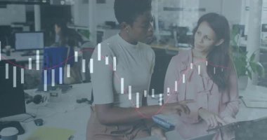 Finans tablosu, mali analiz için Stylus 'u kullanarak dizüstü bilgisayara yaslanan meslektaşlar olarak kayboluyor. İşbirliği, takım çalışması, veri analizi, dijital çalışma alanı, profesyonel, üretkenlik, modern