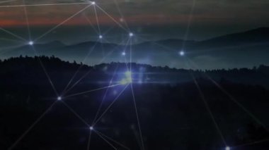 Kırmızı ufuk altında koyu bir tepeden başlayarak, parlayan düğümler çizgileri birleştiriyor, ağı görselleştiriyor. Teknoloji, bağlantı, yenilik, fütüristik, soyut, dijital, ağ