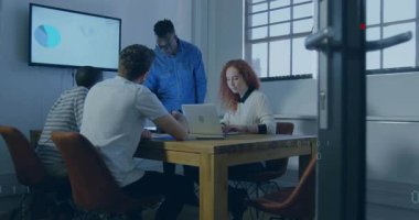 Turta grafiğini göstermek için uzaktan tıklama sunucusu, kod kaplamaları ile iş analizlerini yönlendiriyor. İşbirliği, takım çalışması, analitik, yenilik, profesyonel, dijital, görselleştirme