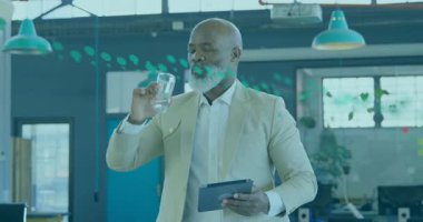 Su musluğu tableti içtikten ve yüzen yeşil veri grafiklerini analiz ettikten sonra işletme müdürü. Profesyonel, modern, gösterişli, kurumsal, teknoloji, çalışma alanı, üretkenlik