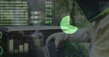 Kıdemli arı yetiştiricisi kovan kapağı kayıyor ve çerçeve izleme sisteminde grafik örtülü tarımsal verileri tutuyor. Apiyer, arıcılık, veri görselleştirme, çevresel izleme, ekolojik, teknolojik, doğa