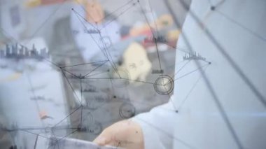 Kadın doktor akıllı telefonu dinliyor, nabız ağı örtüsünü açıp tıbbi laboratuvarda gülümsüyor. Sağlık, teknoloji, yenilik, işbirliği, profesyonellik, tanı, dijital