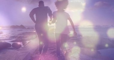 gezgin çift iskelede koşmaya başlıyor parlayan günbatımını kovalıyorlar, parıltılı örtülerle el ele tutuşuyorlar. Romantik, macera, dinginlik, canlılık, açık hava, siluet, atmosfer