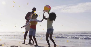 Babaların top oynaması, neşeli çocukları cesaretlendiren animasyon dalgalarıyla aile eğlencesini tetikler. Aileler, açık hava, eğlence, hareketlilik, etkinlik, bağ, mutluluk.