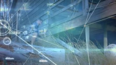 Müfettiş kabin tarama alanına giriyor. Cihaz kaplamalı ve AR görüntülerini analiz için gösteriyor. Teftiş, teknoloji, doğa, engebeli, analiz, keşif, açık hava