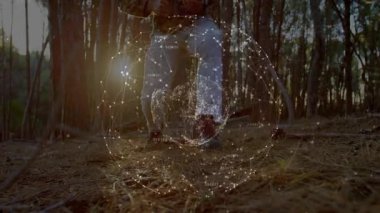 Archer ormanda diz çöküp dönen teknolojiye tepki veriyor, yayı toprak çalışmasına göre ayarlıyor. Doğa, vahşi doğa, teknoloji, yenilik, vahşi doğa keşfi, kırsal, açık hava aktivitesi