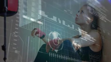 Kadın sporcu, analiz için kum torbası ve fitness ölçümlerini kullanarak holografik grafiklere dokunuyor. Futuristik, teknoloji, yenilik, spor, dijital, ilerleme, arayüz