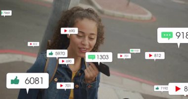 Sosyal medya simgeleri giderek zayıflarken, kadın pazarlamacı şehir direğine karşı telefona konuşuyor. Kentsel, teknoloji, iletişim, sosyal, enerji, bağlantı, modern