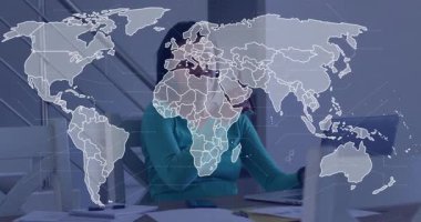 Kadın gözlükleri ayarlıyor sonra dizüstü bilgisayarda yazarak teknik analiz için animasyon dünya haritası verileri oluşturuyor. Teknoloji, veri görselleştirme, uzaktan çalışma, analitik, dijital arayüz, profesyonel, modern