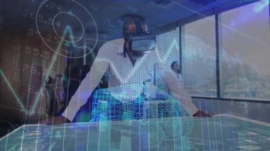 VR kulaklık takan bir adam holografik grafik grafikler çiziyor ve kadın finans katmanlarını inceliyor. Sanal gerçeklik, veri görselleştirme, holografik arayüz, kurumsal teknoloji, yenilik, gelecekçi, iş zekası
