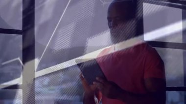 Yüksek alacakaranlıkta erkek profesyonel tıkırtı tableti veri grafiği ve kod izleme eğilimlerini canlandırıyor. Teknoloji, veri, analitik, dijital, kentsel, yenilik, iş