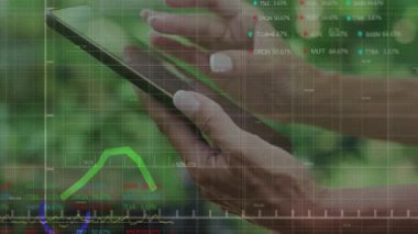 Yatırımcı tıkırdatma tableti, piyasa eğilimlerini izlemek için yeşil pazar grafiği ve kalp güncellemelerini gösteriyor. Teknoloji, veri görselleştirme, finans, analitik, açık hava, profesyonel, modern