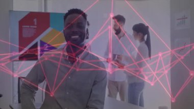 Ofisteki meslektaşlarım reklam tabletini işaret ederek iş görüşmeleri için neon pembe örtüyü etkinleştiriyorlar. İşbirliği, ağ oluşturma, veri, teknoloji, takım çalışması, yenilik, iletişim