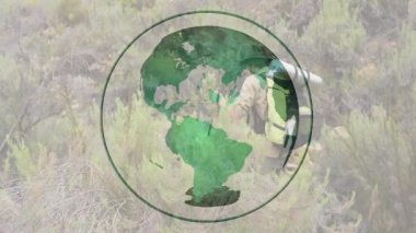 Dönen küre, doğa teknolojisini vurgulamak için çalılıklarda gezinen bir yürüyüşçü olduğunu gösteriyor. Macera, keşif, vahşi doğa, çevre dostu, engebeli, açık hava, yolculuk