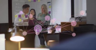 Meslektaşlar yapışkan notlar düzenleyip tablet tıkırdatarak teknoloji haritası için cam üzerinde pembe düğümlerin genişlemesine neden oluyorlar. İşbirliği, beyin fırtınası, yenilik, takım çalışması, dijital bağlantı, modernite, problem çözme