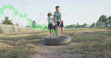 Çocuk sporcular sırayla öne çıkıyorlar, lastik çekme eğitiminde belde zincir çiziyorlar. Gençlik, takım çalışması, güç, açık hava, spor, eğitim, aktivite