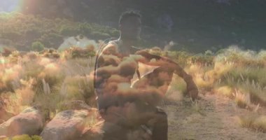 Gezgin yürüyüşçülerin elleri kayaların üzerinde kayıyor altın bulutlar başlıyor dinlenmek için tarlanın üzerinde yoğunlaşıyor. Macera, keşif, vahşi doğa, dinginlik, doğal, açık hava, siluet