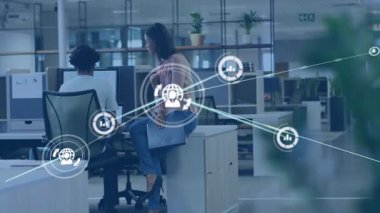 Erkek bilgisayar başında oturuyor ve kadın iş veri ağını başlatma projesini tartışıyor. İşbirliği, takım çalışması, dijital, teknoloji, veri, bağlantı, iletişim