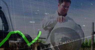 Tarım arıcısı kamyonun arka kapağından koruyucu başlık seçiyor ve kovan işi için duvak topluyor. Kırsal, tarım, ekipman, açık hava, endüstri, çalışma, hazırlık