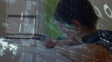 Veri tabloları ve kablo haritası takibi ile eğitim için masa başında yazı yazan çocuk üzerine. Öğrenci, öğrenme, teknoloji, yenilik, eğitim, dijital, odaklanmış