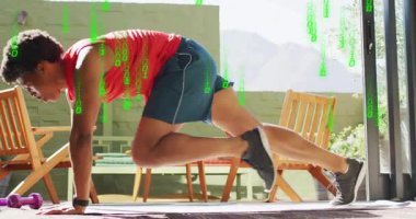 Beden eğitimi eğitmeni kod grafikleri altında sırayla dağcılık yaparak çekirdek dayanıklılığını arttırıyor. Sporcu, antreman, dayanıklılık, motivasyon, açık hava, modern sağlık