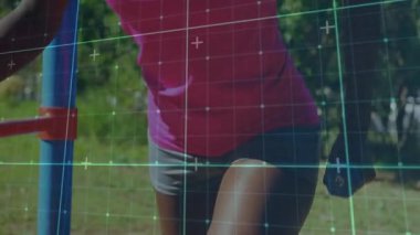 Mavi paralel parmaklıklara yaklaşan bir kadın dambılı kavrayıp gövdesini ızgara izleme kondisyonu olarak daldırıyor. Atletik, açık hava, güç, eğitim, dinamik, sağlık, motivasyon