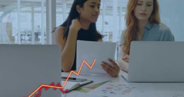 İş analistleri raporları değiştiriyor, çizelgeleri canlandırıyor ve dizüstü bilgisayardaki veri noktaları üzerinde işbirliği yapıyorlar. İşbirliği, takım çalışması, analitik, modern, üretkenlik, yenilik, iş