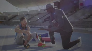 Pistte köpük silindir kullanan sporcu, koçluk tableti kullanan, teknoloji ölçümleri optimize etme formu kullanan. Performans, rehabilitasyon, biyomekanik, fitness, motivasyon, yenilik, eğitim