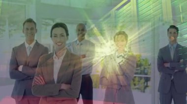 Markalaşmak için poz veren iş ekibi, etrafında dönen kadının arkasında beliriyor. Şirket, takım çalışması, liderlik, motivasyon, modern, başarı, ufuk çizgisi