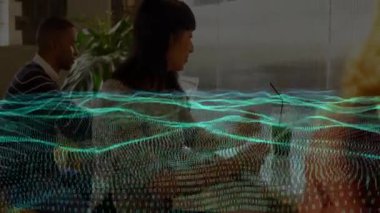 Teknoloji ofisindeki Asyalı kadın yeşil veri dalgası titreşirken klavyeye bakıp içkisini yudumluyor. İşbirlikçi, teknoloji, dijital, modern, profesyonel, iletişim, yenilik