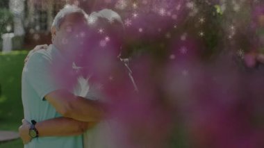 Pembe çiçekler ve kar soluyor, kameralar yaşlı çifti avluda kucaklıyor ve sağlığı destekliyor. Romantizm, şefkat, doğa, dinginlik, arkadaşlık, açık hava, canlılık