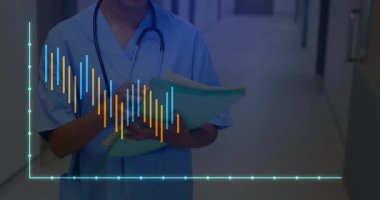 Hemşire yeşil hasta dosyasını koridorda çeviriyor, kayıt analizi için animasyon çubuk grafiğini senkronize ediyor. Sağlık, profesyonellik, veri analizi, tıbbi teknoloji, hastane, klinik, dijital