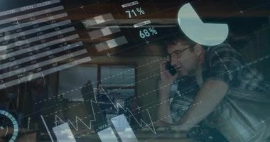 Akıllı telefondan arayan erkek analist, dizüstü bilgisayardan mali tabloları ve göstergeleri izliyor. Analizler, teknoloji, veri, finans, profesyonel, içgörü, çalışma alanı